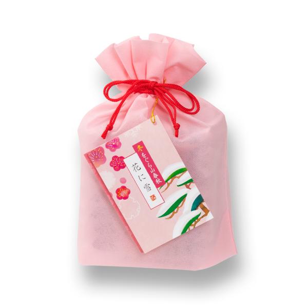 冬を象徴する「雪」や、寒さの中で春を待ちわびる「花（梅）」をひとくちサイズのあられで表現いたしました。砂糖を降り積もる雪に見立てた梅型せんべいや、冬至にゆかりの柚子蜜掛けせんべい等、冬を彩る素材やかたちをお楽しみください。【内容量】8ヶ入8...