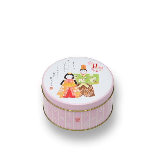 「桃の節句・ひなまつり」という、お子様の健やかな成長・幸せを願う伝統文化に添える品として、愛らしい意匠の「ひなあられ　春ひいな」をご用意しました。※京都では、宮中の習いに従い、向かって右に「男雛」左に「女雛」を飾ることから、小倉山荘でも習い...