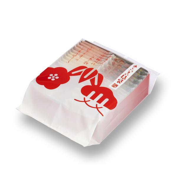 「あらたま」とは、「年」「月」「日」「春」などにかかる枕詞で、「年の始め」「新年」「正月」のことを指します。改まった年の始め、皆様にたくさんの縁起の良いコト・モノが訪れるような期間になりますように、小倉山荘の定番人気商品と「干支印たまごせん...