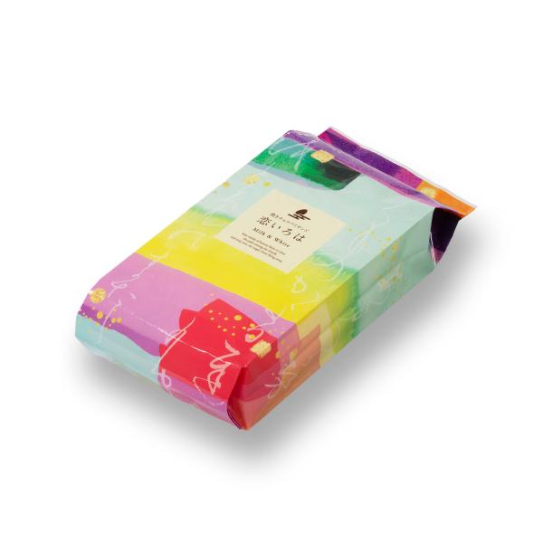 焼きチョコパイサンド「恋いろは」は、五穀あられを散りばめた口当たりの軽い焼きチョコレートを、表面に粉糖掛けし、香ばしく焼き上げたパイでサンドした、サクサクとした口あたりのチョコレート菓子です。濃厚なホワイトチョコレートの焼きチョコをサンドし...