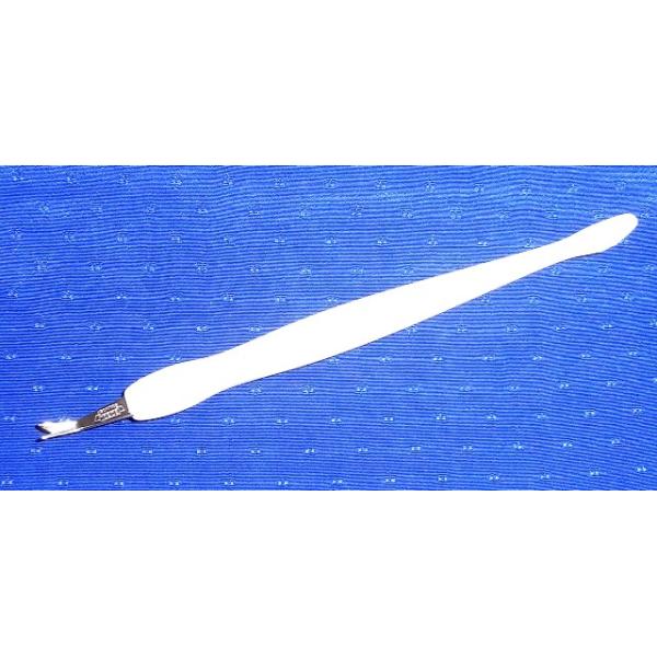 Cuticle Knifeゲーゾル（独）キューティクルナイフ≪甘皮切ナイフ≫・ニッケルメッキ鋼、ABS樹脂・全長12cm◆爪のまわりの甘皮を彫刻刀の如くきれいに整えます◆もう一方の先端では甘皮寄せや垢取りに使えます◆ゾーリンゲン（独）ゲーゾル社製