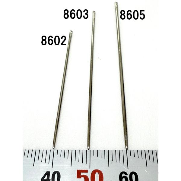 菱目打や菱錐であけた縫い穴で手縫いするときに使用します。針先が丸いので穴に通しやすくできています。