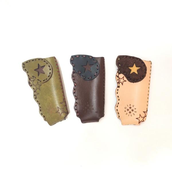 オジャガデザインのロゴマークである五芒星柄がベースとなり、握ったときの手にフィットするフォルムのライターケースです。両面で異なる2つの表情を楽しむことができるものとなっています。BICのライターがぴったり入るサイズです。※商品写真はできる限...