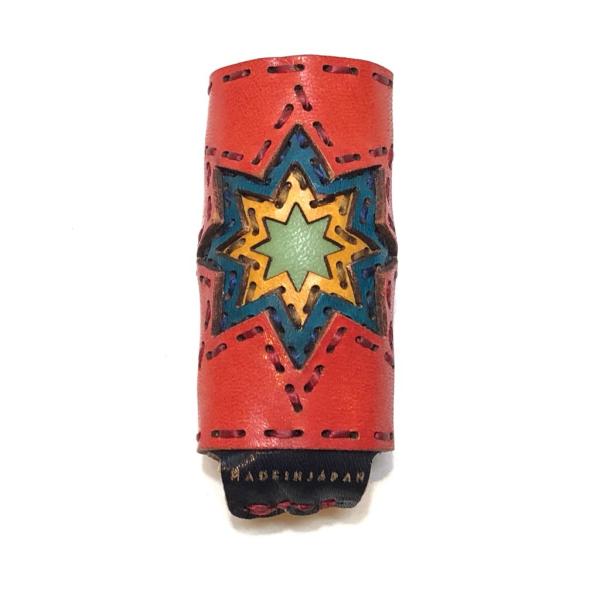 レザーを贅沢に4枚重ね、八芒星を表現したライターケースです。繊細なレザーのカッティングと細かなステッチで、高級感のある仕上がりとなりました。BICのライターがぴったり入るサイズです。※商品写真はできる限り実物の色味に近づけておりますが、お客...