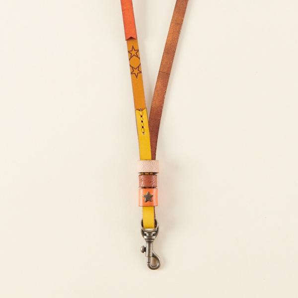 スライダー部分に星形のスタッズが特徴的なネックストラップ「CHERTAN」社員証やネームホルダーに最適な長さから、斜めがけが出来る長さまで、9段階の調整が可能なMサイズ。先端にはナスカンと丸カンが付いており、携帯電話やキーキャップを着けたり...