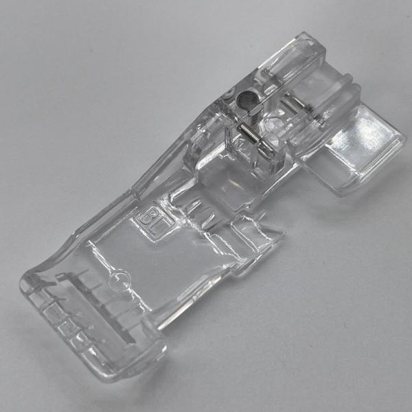 縫工房・縫希星専用 オーバーロック用透明押え 品　番：B5002S14A押えの幅約18.5mm　取付リンクが可動式で段差にも対応できます。他機種への互換は確認しておりません。針落ち位置が見やすいので、ニットファブリック付けなどの輪の縫い合わ...