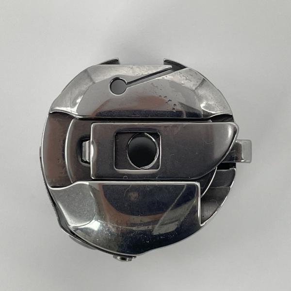 工業用倍釜千鳥ミシン専用の大型ボビンケースです。ミシンを停止させた時にボビンの空回りを防ぐ、空転防止バネ付きです。メーカー　：　東和製作所　TOWA型　　式　：　BC-DBM(Z1)-NBLボビンサイズ　:　直径２５．７φ　厚さ１１ｍｍ（通...