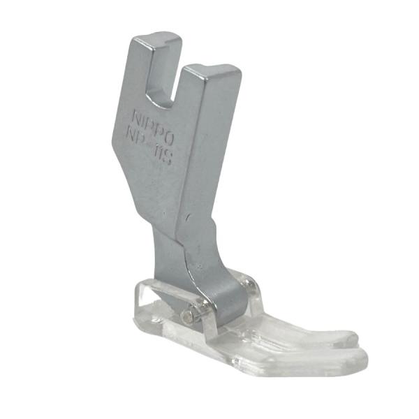 レザーや革製品など滑りの悪い生地に使用するとスムーズに縫う事ができます。メーカー（ブランド）：日邦ミシン(株)　ニッポー NIPPO型　　式：NP-11ST（商品印字はNP-11S)　　　　　自由押え標準タイプ工業用１本針本縫いミシンの押え...