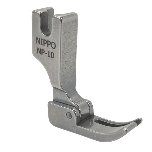 右針落ち２ミリの細幅用自由押えです。片押えより針折れの心配がなくしっかり押えて端から２ｍｍの位置にステッチをかけることができます。メーカー（ブランド）：日邦ミシン(株)　ニッポー NIPPO型　　式：NP-10工業用１本針本縫いミシンの押え...