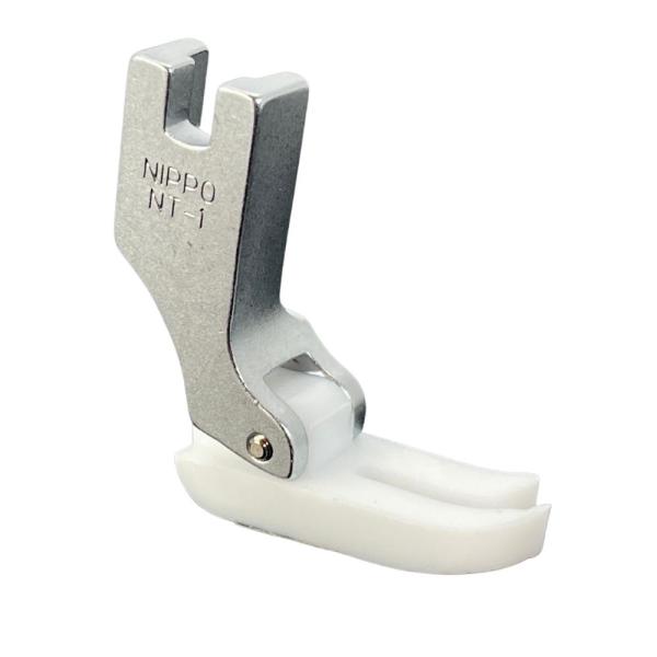 レザーや革製品など滑りの悪い生地に使用するとスムーズに縫う事ができます。メーカー（ブランド）：日邦ミシン(株)　ニッポー NIPPO型　　式：NT-1幅　１１ｍｍ前後の長さ　３４ｍｍ工業用１本針本縫いミシンの押え金です。職業用ミシン（直線専...