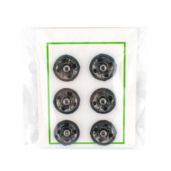 ●入数：6組入●素材：ポリエステル、黒ニッケル●サイズ：12mm【商品の説明】衣服をとめる用途で使われる、生地で包んだスナップボタンです。ボタンの周りが薄い生地で包まれているので、デザインの邪魔になりません。＜ご確認下さい＞・商品画像2枚目...