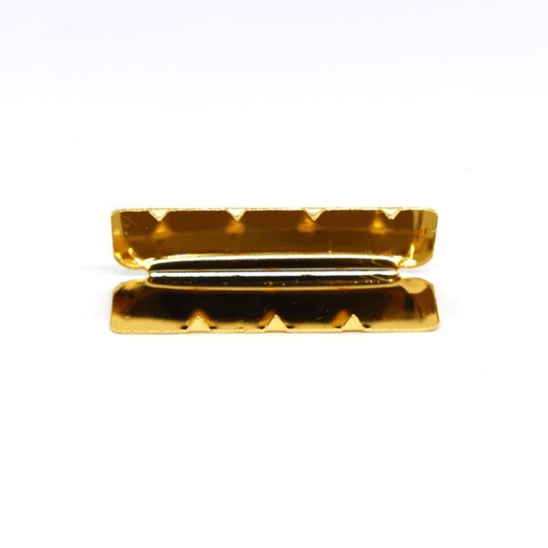 ●素材：真鍮●サイズ：30mm幅テープ用※詳細は画像を参照ください。●検針器対応【商品の詳細】ベルトやテープなどの先にお使いいただける金属パーツです。ベルトの先端を挟んで噛ますことでベルトの端のほつれを予防します。ペンチなどで取り付けること...