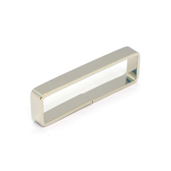 ●素材：真鍮【商品の詳細】ベルトの剣先を通す金属製のループです。帆型ピン付きバックル用ワニ口(MF106)に接続できます。