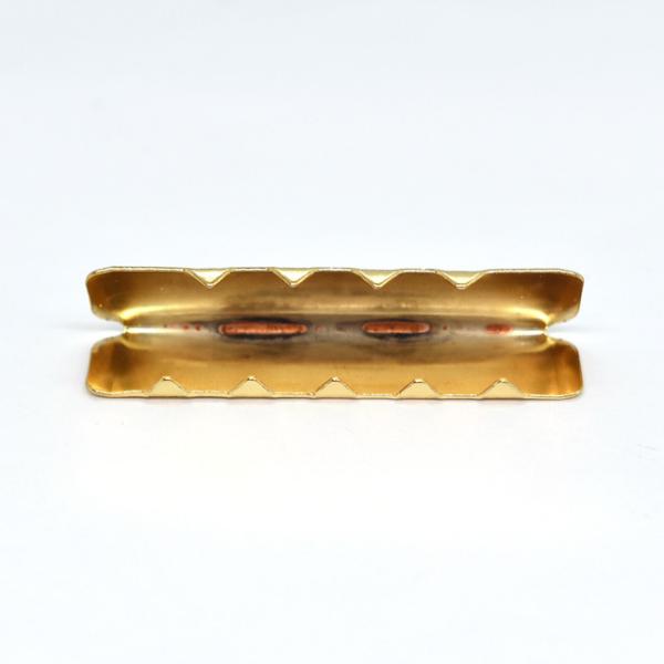 ●素材：真鍮●サイズ：38mm幅テープ用※詳細は画像を参照ください。【商品の詳細】ベルトやテープなどの先にお使いいただける金属パーツです。ベルトの先端を挟んで噛ますことでベルトの端のほつれを予防します。ペンチなどで取り付けることが出来ます。...