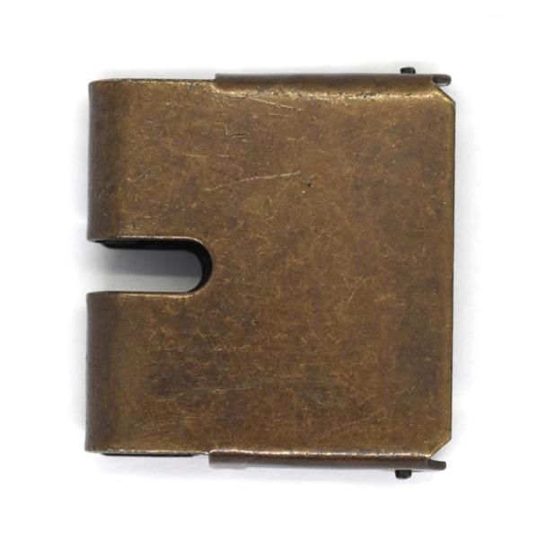 ●素材：真鍮【商品の詳細】帆型バックルとベルトをスマートに接続できる金属パーツです。ベルトをワニ口で挟むだけなので厚い皮革など縫うのに苦労する素材におすすめです。端を折り返さなくていいのですっきりとした仕上がりになります。画像の使用例のよう...