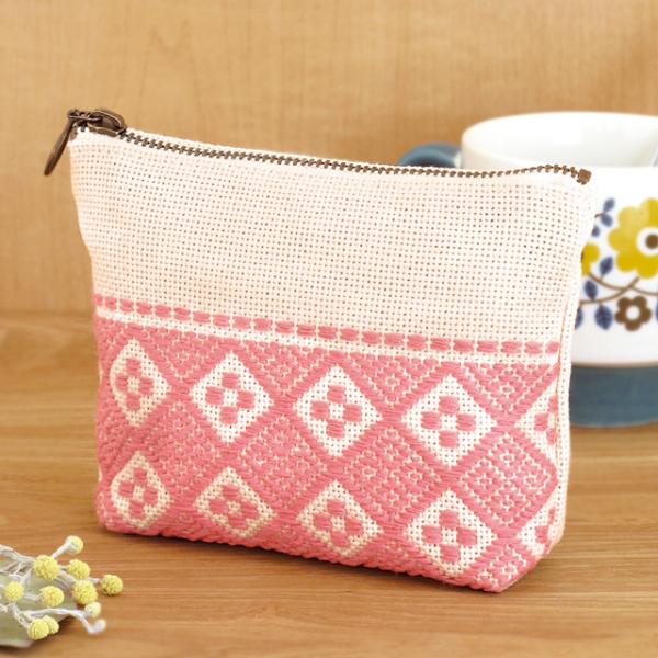 ●セット内容：こぎん糸、No.1100布コングレス、裏布、ファスナー、こぎん針、図案付説明書●打込目数：18カウント／1インチ・約70目／10cm●出来上がりサイズ：約縦10cm×横14.5cm×まち3cm【商品の詳細】日本の伝統刺繍のこぎ...