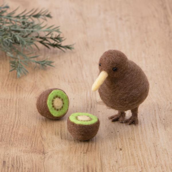 ●キット内容：アクレーヌ・テクノロート（L）・目・レシピ●出来上がりサイズ目安：キーウィ 高さ約9cm・キウイフルーツ 直径約3cm/断面（刺し方の具合によってサイズは変動します）●別途ご用意いただくもの：フェルティング用ニードル極細（H4...