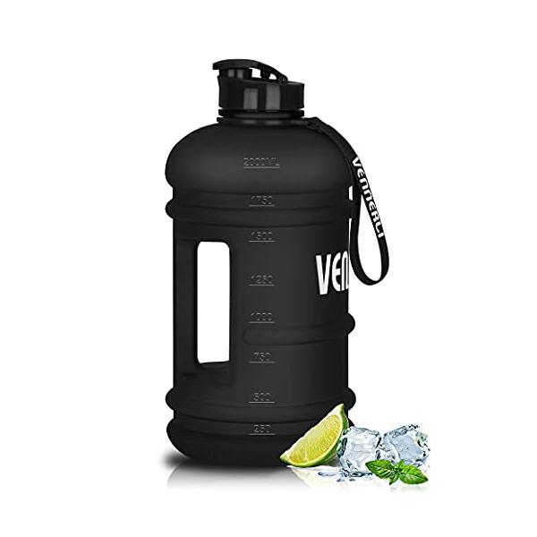 色：マットブラック* 大容量・楽な確認 平均的な1日の水分補給のニーズを満たし、水分摂取量をしっかりと確認することが可能なスポーツ用のウォーターボトル2.2L。 半透明のボトルの測定目盛りで、水位をすぐに把握することができます。*  スーパ...