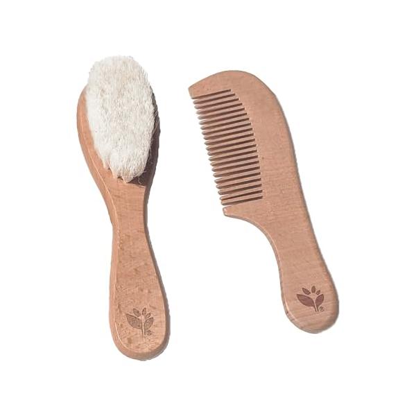 色：ベージュヤギ毛と天然木を使ったベビーブラシ２つセットヤギの毛はメイクのフェイスブラシにも使われる柔かな感触です優しく髪をといてあげるとお子様も気持ち良さそうに天然木でできたクシはお子様にも優しいベビー&amp;マタニティ/ベビーケア・バ...