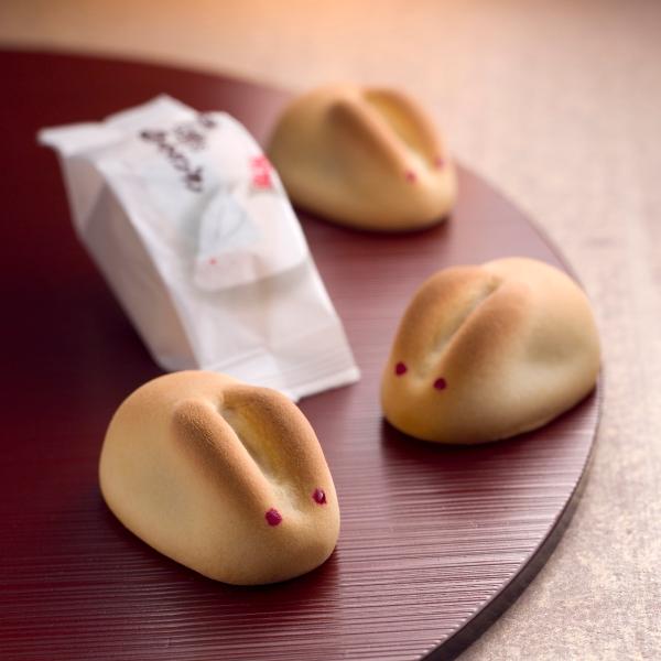 寿製菓「因幡の白うさぎ」は、販売から57年を迎えました！上品な甘さの黄身餡を、地元大山バターの風味豊かな生地で包んだおまんじゅうです。家族団らんに、大切な先様とのご縁をつなぐ贈りものに、ぜひお役立てください。神話『因幡の白兎』から生まれたか...