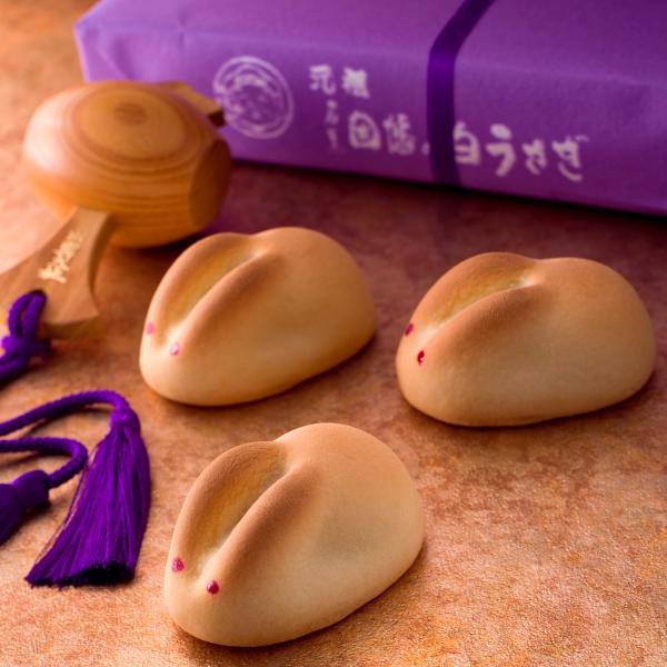 寿製菓「因幡の白うさぎ」は、販売から57年を迎えました！上品な甘さの黄身餡を、地元大山バターの風味豊かな生地で包んだおまんじゅうです。家族団らんに、大切な先様とのご縁をつなぐ贈りものに、ぜひお役立てください。神話『因幡の白兎』から生まれたか...