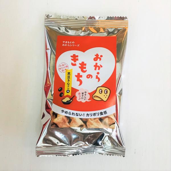 豆腐を作る時にできる「おから」。本来なら捨ててしまうこの素材を、私たちはおいしく生まれ変わらせました。おからに黒豆きなこをふんわりとまとわせ、ほんのり優しい甘さに仕上げた、からだ想いのお菓子です。一度食べたらやみつきになる「カリッボリッ」と...