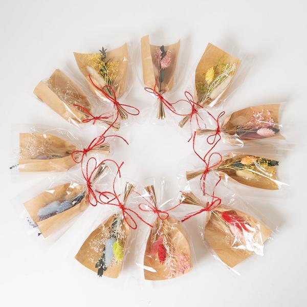 ドライフラワーを可愛くまとめた小さめスワッグ。合わせ買いにちょっとしたギフトにオススメです♪お好みの量で別売りの沖家具一輪挿しにもお使いいただけ、お洒落に飾ることが出来ます。■ ブランド：champs de fleurs(シャン ド フルー...