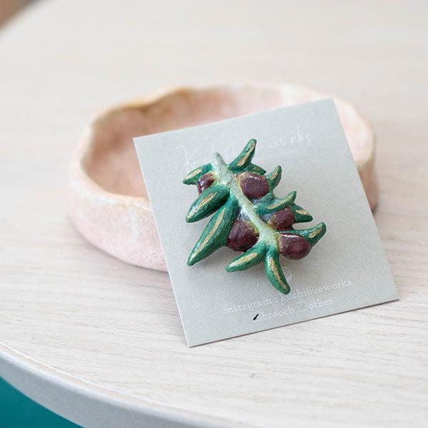 オリーブモチーフの陶器ブローチ 植物モチーフのお洒落なブローチ Kuchibueworks ブローチ レディース 洋服 女性 アクセサリー 誕生日プレゼント 出産祝 引っ Kuc 0051 北欧雑貨 ハンドメイド Okayu Labo 通販 Yahoo ショッピング