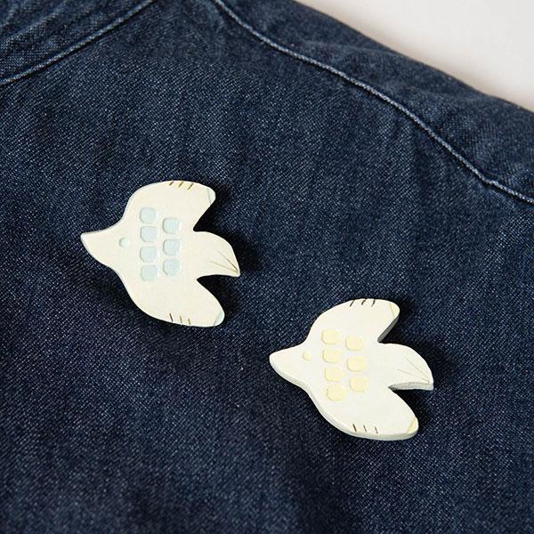 陶器ブローチ 幸せ運ぶ鳥 ポイントになる可愛いアクセサリー