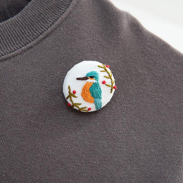 手刺繍 ブローチ 鳥 くるみボタンに刺繍された可愛いブローチ mia