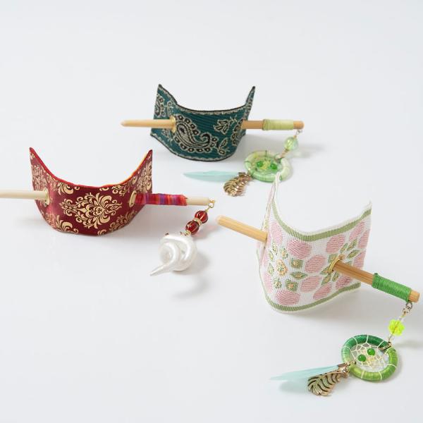 シンプルに束ねた髪にアクセントとなるマジェステ。普段使いでも和装にもポイントでつけられるお洒落なアクセサリーです。■ ブランド：ぴぺたぺぴた(ピペタペピタ)■ カラー：A、B、C、D、E■ サイズスペック：A：約H6.3×W10.8cm、か...