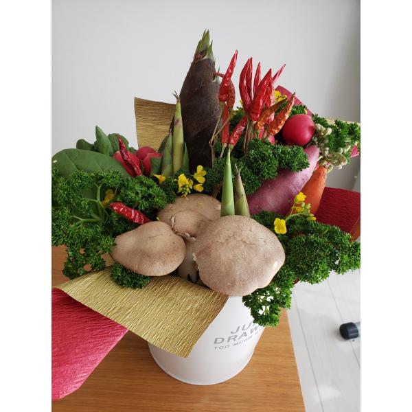 贈答用、プレゼントに綺麗で食べられるお野菜のブーケはいかがでしょうか？写真はイメージです。セット内容のお野菜は季節によって異なります。予めご了承ください。※送料無料（沖縄、北海道、その他離島につきましては別途送料が発生します。）具体的な送料...