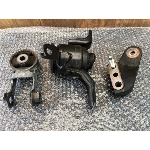 NCP131ヴィッツGRMNターボ　エンジンマウント トヨタ ヴィッツ RS NCP131 AHXVK-C 1NZ-FE 209 純正 エンジン