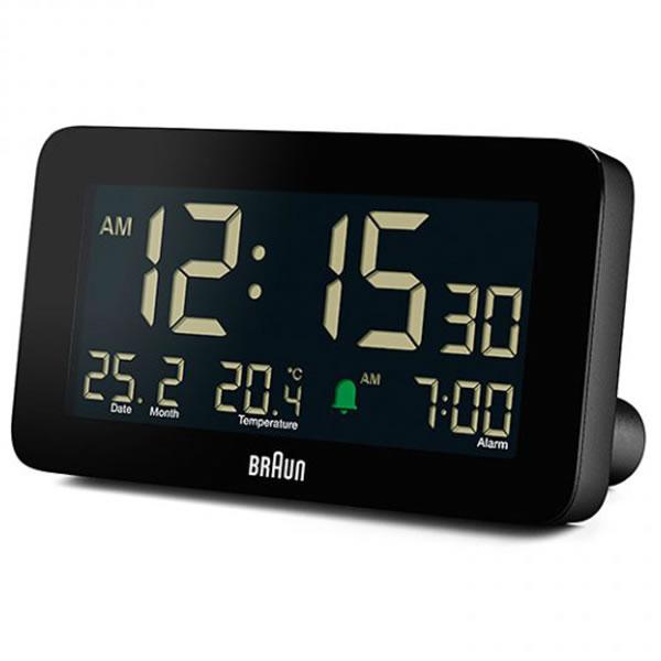 BRAUNの持つ機能美が反映されたBRAUNらしい多機能なデジタルクロック。日付と月を表示するカレンダー機能、温度表示に加えアラーム機能を搭載。ディスプレイを照らす連続バックライト機能、夜間には視認性を最大化する低照度環境。時刻表示は12時...
