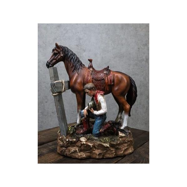 【並行輸入品】 Ebros Gift Rustic Western Cowboy by Horse Kneeling at The Foot of The Cross Praying Figurine Old World Wild West Cowboys Southwest