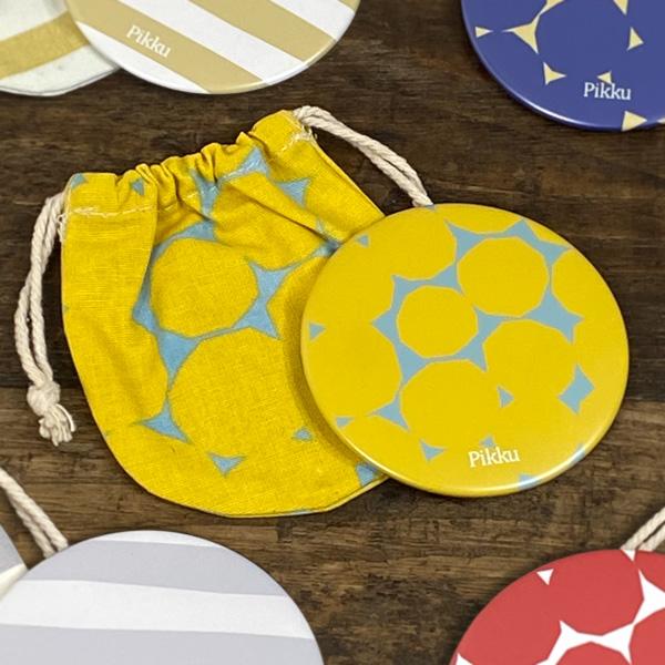 色柄が豊富なラウンド型のコンパクトミラーです。コンパクトサイズなので、さっと出し入れしやすいです。お化粧直しやヘアスタイルなど、身だしなみチェックにどうぞ。ラウンドミラーがぴったり入るミラーと同じ柄のミニポーチ付き。イヤホンやお薬、アクセサ...