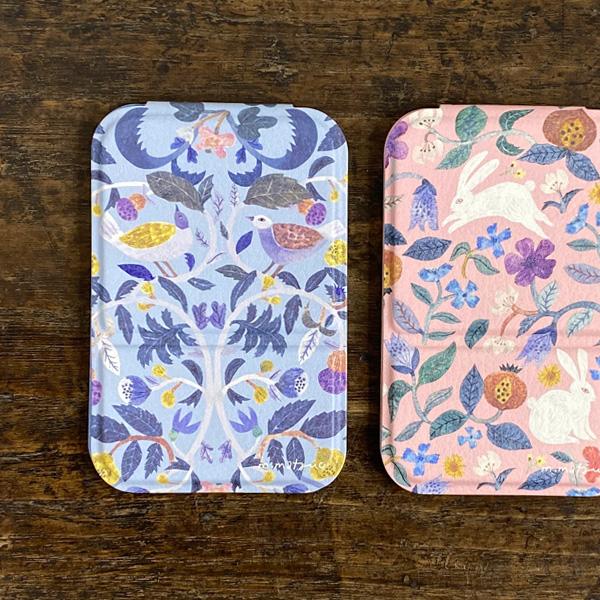 イラストレーター、松尾ミユキさんデザインの卓上用スタンドミラーです。こちらはSサイズ。3段階に角度を調整できる折りたたみミラーが便利です。うさぎやリス、鳥などの動物と植物の柄がおしゃれでかわいいです。外側はマットな質感のポリウレタンを使用し...