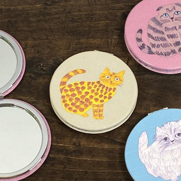 イラストレーター、松尾ミユキさんデザインのコンパクトミラーです。松尾ミユキさんの描く猫たちは、個性豊かな表情が愛らしく、ネコ好きにはたまらないデザイン。手のひらに乗るサイズで携帯用にどうぞ。鏡は等倍鏡と拡大鏡の2面になっていて、メイクのチェ...