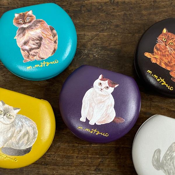 イラストレーター、松尾ミユキさんデザインのマルチケースです。松尾ミユキさんの描く個性豊かな表情の猫たちが愛らしいデザイン。裏面には植物のイラストが描かれており、おしゃれな雰囲気です。松尾さんのサインが金色なので品の良い感じに仕上がっています...
