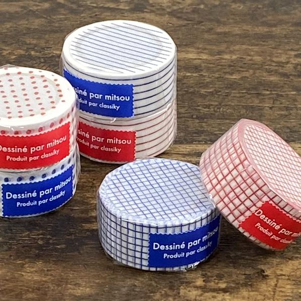 布小物作家やイラストレーターとして活躍するmitsouさんデザインのマスキングテープ1巻パックです。再販のご要望を多くいただき、オンデマンドに製法を変更して復刻となりました。以前同様、カモ井加工紙さん製造のマスキングテープになりますが、価格...
