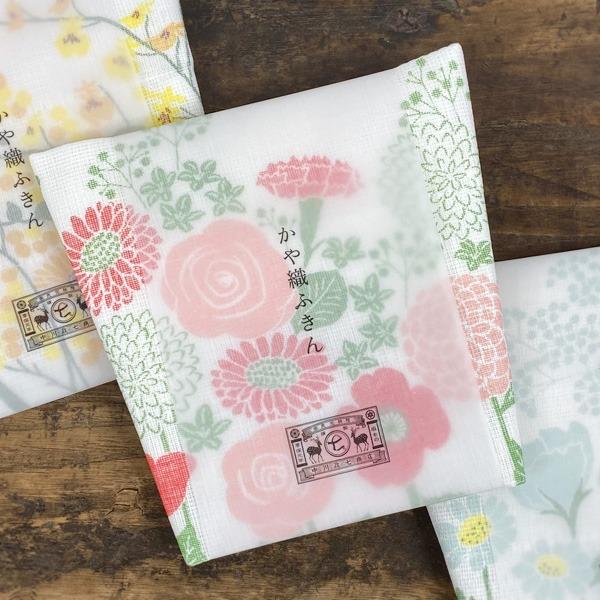 中川政七商店の花束に見えるようパッケージされた、お花柄のかや織りふきんです。ピンク色は白のダリアやピンクのバラ、赤いポピーなど、花言葉が「感謝」の花がメインにプリントされています。黄色はミモザ、ガーベラ、オンシジウムといった黄色やオレンジ色...