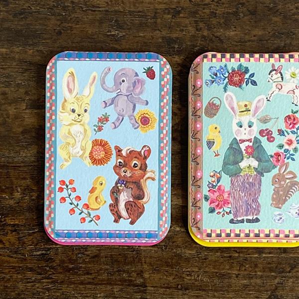 フランスのイラストレーター、ナタリー・レテ デザインのスタンドミラーです。こちらはSサイズ。3段階に角度を調整できる折りたたみミラーに、個性的で表情がとても豊かなイラストがマットな質感と色合いで表現されています。ミラーは小さめサイズで、薄く...