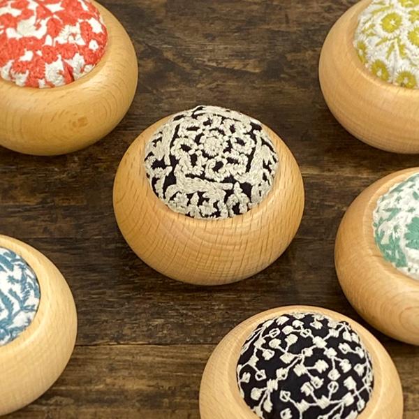 倉敷意匠計画室 点と線模様製作所 刺繍ピンクッション 針山 針差し おしゃれ かわいい 手芸用品 裁縫道具 オシャレ 可愛い デザイン 鳥 草花