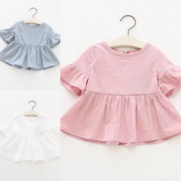 シンプルながらもフリルがカワイイ半袖シャツ。ラッフルスリーブと胸元からふわっと広がるデザインはこれからの時期にぴったり。素材もサラッとしているので夏に最適です。