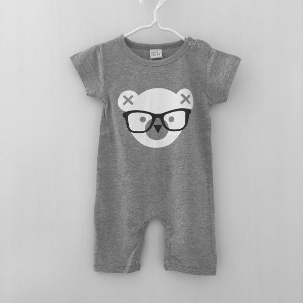 シンプルで着心地のいい中にも「可愛い」はぬかりなくメガネをかけたおしゃれなくまさんのロンパース。肩にスナップボタン付きでお着替えもラクラク。