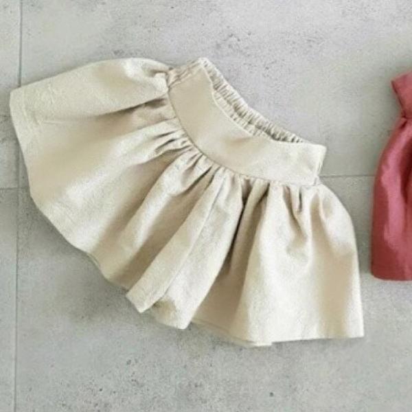 腰からぐっと広がるガーリーなデザインキュロット。着た感じはスカートみたいで、スタイルを愛らしく演出♪さらりとした麻混生地は汗をかきやすいこれからの時期に…◎短パン シンプル ベーシック 子供服 韓国子供服 春 夏 春服 夏服