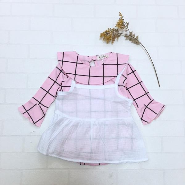 ウィンドウペンチェック柄のロンパースとシンプルなキャミソールワンピースの組み合わせがぴったりなセット。ロンパースなのでおむつが見える心配がなく機能的◎大きめのえりが可愛さを演出してくれます。