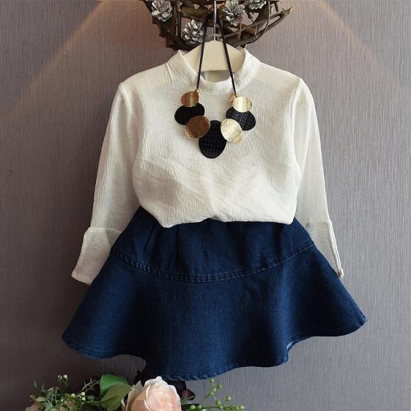 袖が広がった今年っぽいシャツとデニムスカートのセットアップになります。2点セットのため、それぞれでのコーデも楽しめるセットアップになっています。