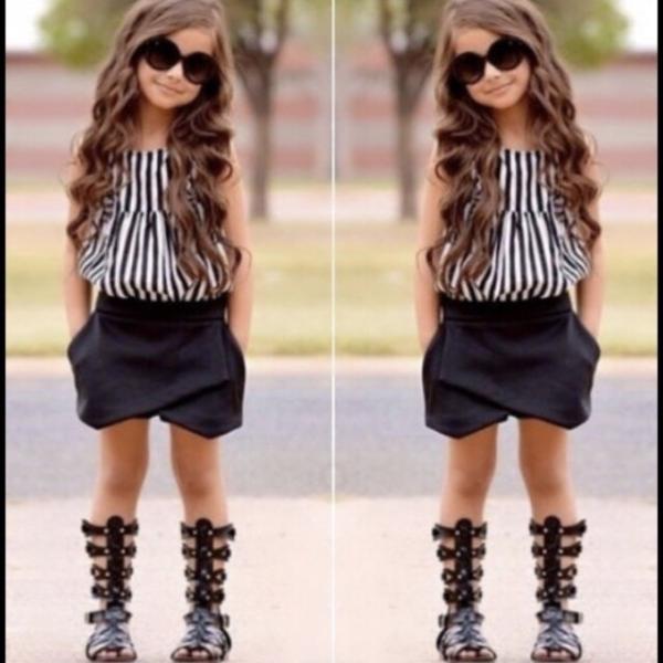 袖フリルのストライプ柄トップスとデザインショートパンツのセットアップになります。別々にコーデしてもかわいいのでコーデの幅が広がると思います。