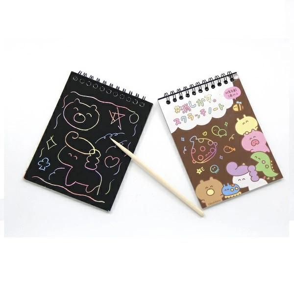 黒色のノートを専用の棒でこすると虹色の絵や文字が描けます。イメージとして削りながら書いてください。【商品名】#消しかす。スクラッチノート【12個セット】【商品サイズ】サイズ：H140×W110mm【色】1色アソート。色・柄の指定は出来ません...
